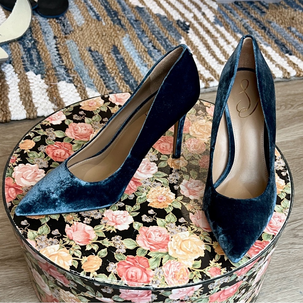 Velvet Hazel Pointed-Toe Pumps (9w)
